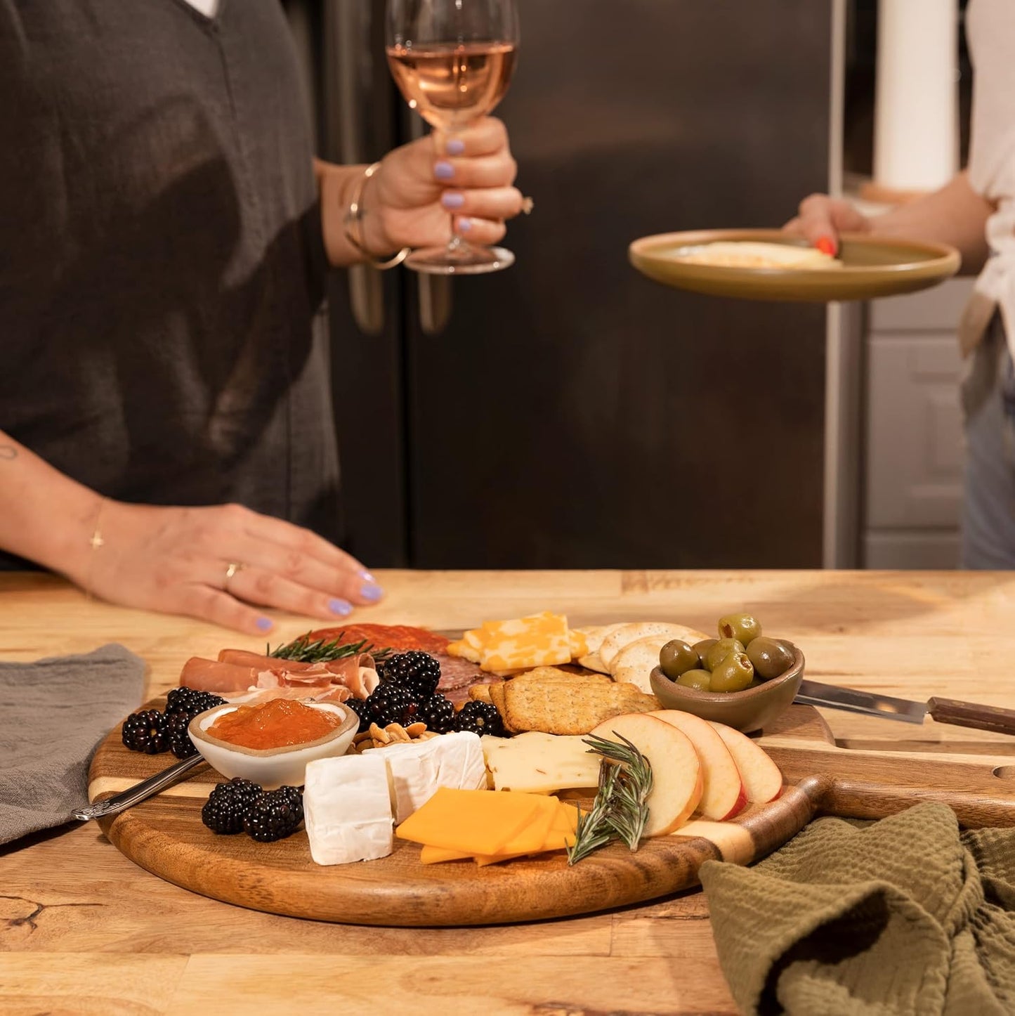 Carpentray Wood Round Cutting Board and Chopping Board with Handle