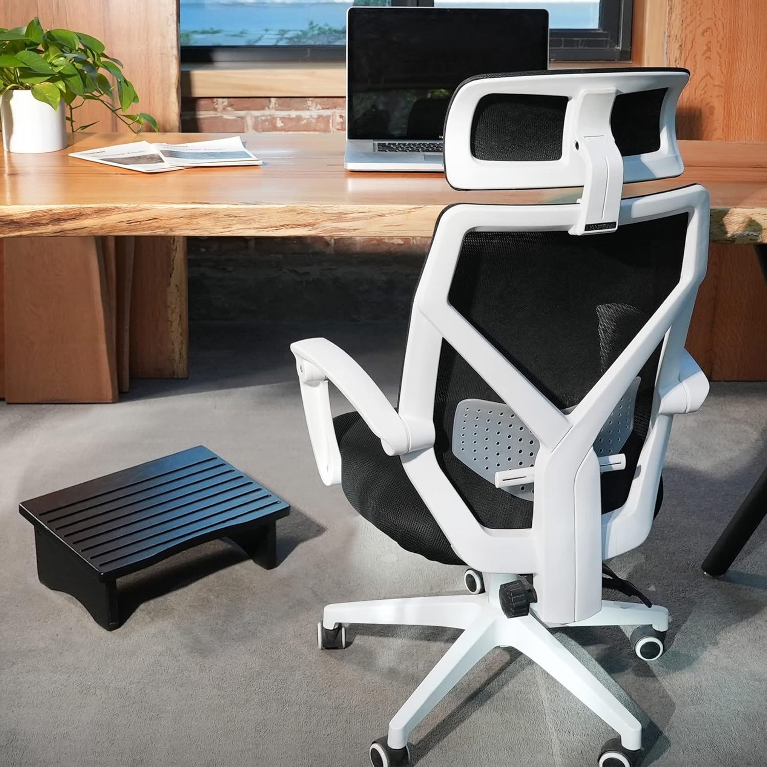 carpentray wooden footrest (black)